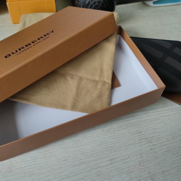 My Favorite Purse Burberry Long Wallet Card Holder - Picture 12 of 13